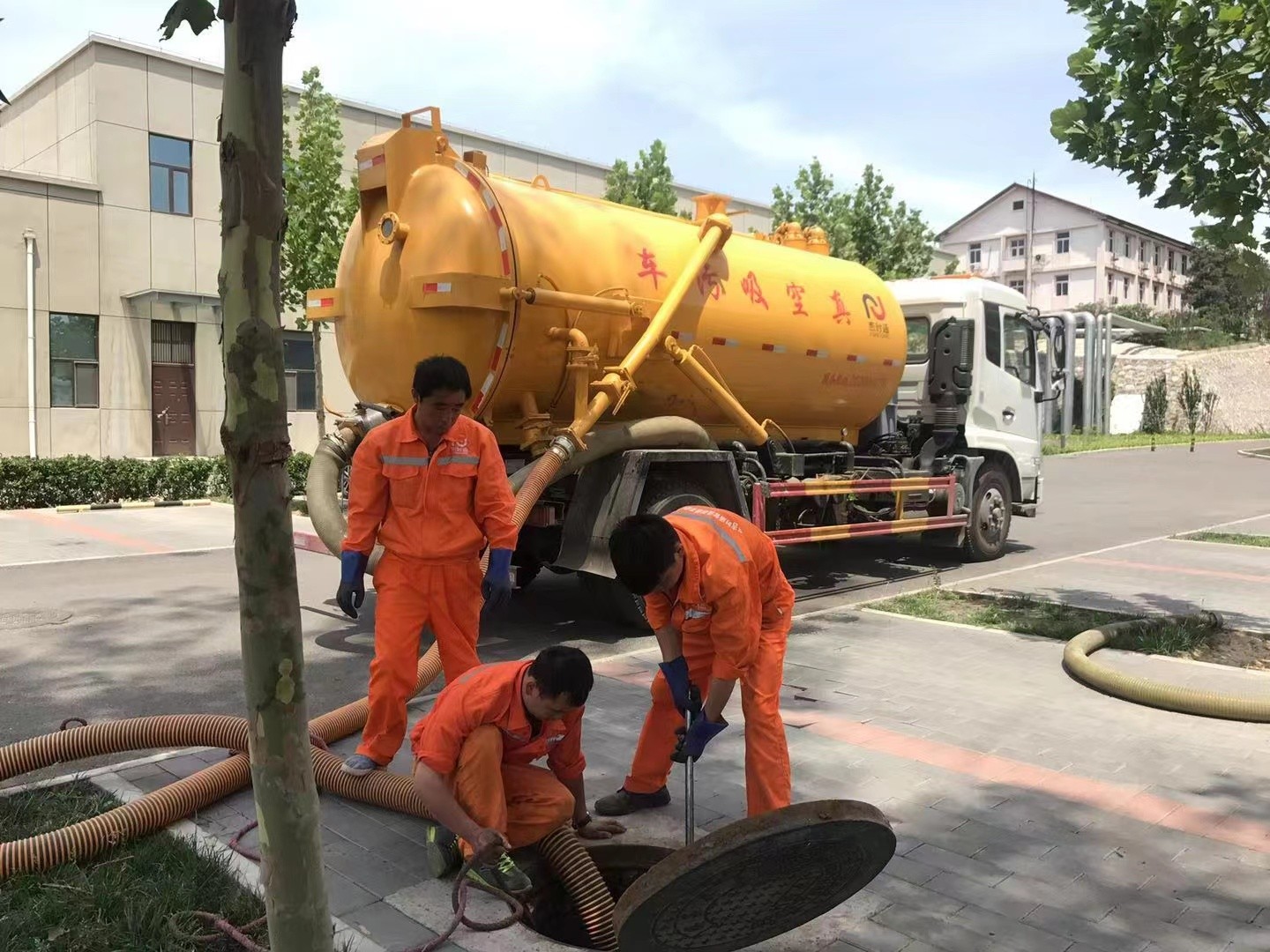 宁蒗管道疏通车停在窨井附近