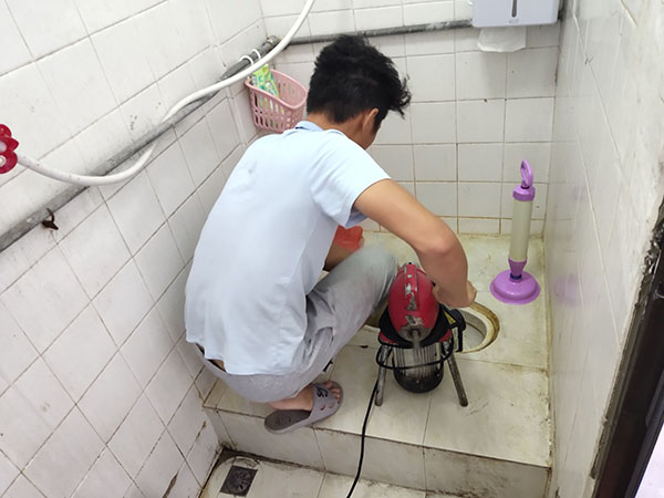 宁蒗管道堵塞冒臭气 专业师傅现场解决问题